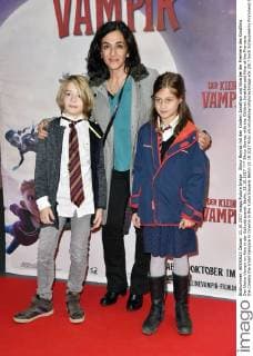 Ilknur Boyraz with the Children Jonathan and Nina at the Premiere the Cinema the small Vampire in Cinema in the Kulturbrauerei Berlin 21 10 2017 Foto:xN.xKubelkax xFuturexImage