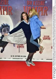 Katrin Wrobel and Daughter Louisa at the Premiere the Cinema the small Vampire in Cinema in the Kulturbrauerei Berlin 21 10 2017 Foto:xN.xKubelkax xFuturexImage