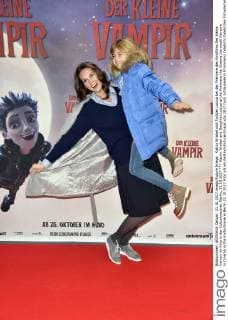 Katrin Wrobel and Daughter Louisa at the Premiere the Cinema the small Vampire in Cinema in the Kulturbrauerei Berlin 21 10 2017 Foto:xN.xKubelkax xFuturexImage