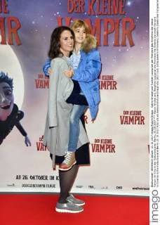 Katrin Wrobel and Daughter Louisa at the Premiere the Cinema the small Vampire in Cinema in the Kulturbrauerei Berlin 21 10 2017 Foto:xN.xKubelkax xFuturexImage