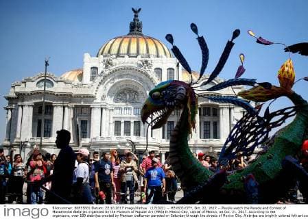 (171022) -- MEXICO CITY, Oct. 22, 2017 -- People watch the Parade and Contest of Monumental Alebrijes organized by the Museum of Popular Art (MPA) in Mexico City, capital of Mexico, on Oct. 21, 2017. According to the organizers, over 180 alebrijes created by Mexican craftsmen paraded on Saturday through the streets of Mexico City. Alebrijes are brightly colored folk art sculptures of fantastical creature. ) (da) (fnc) MEXICO-MEXICO CITY-CULTURAL EVENT FranciscoxCanedo 