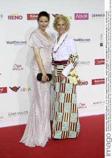 Sophie Wepper with Prize winner Bettina at the 11 award Ceremony the Golden Picture the Woman 2017 in Cruise Center Werder stone Hamburg 21 10 2017 Foto:xH.xHartmannx xFuturexImage