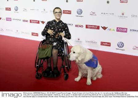 Frieda Warriors with Dog Fellow at the 11 award Ceremony the Golden Picture the Woman 2017 in Cruise Center Werder stone Hamburg 21 10 2017 Foto:xH.xHartmannx xFuturexImage