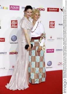 Sophie Wepper with Prize winner Bettina at the 11 award Ceremony the Golden Picture the Woman in Cruise Center Werder stone Hamburg 21 10 2017 Foto:xS.xGabschx xFuturexImage