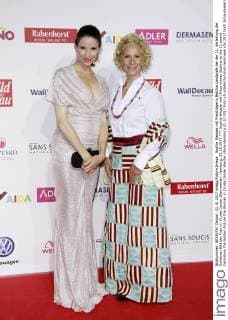 Sophie Wepper with Prize winner Bettina at the 11 award Ceremony the Golden Picture the Woman in Cruise Center Werder stone Hamburg 21 10 2017 Foto:xS.xGabschx xFuturexImage