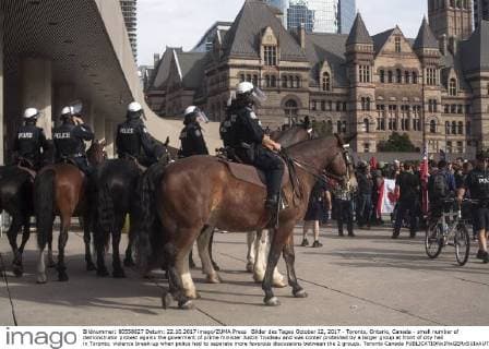 Bilder des Tages October 22, 2017 - Toronto, Ontario, Canada - small number of demonstrator protest agains the goverment of prime minister Justin Trudeau and was conter protested by a larger group at front of city hall in Toronto, violence break-up when police had to separate more feverous discussions between the 2 groups. Toronto Canada - ZUMAd114 20171022_zap_d114_003 Copyright: xJohnnyxDexFrancox