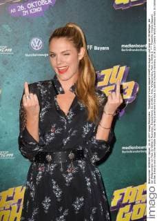 Presenter Viviane Geppert pinches a Eye to and shows the Middle finger at the World premiere from Fack JU Göhte 3 Munich Germany 22 10 2017 Cinema World premiere Fack JU Göhte 3 xklx