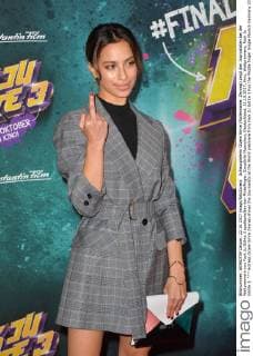 Actress Gizem Emre Zeynep shows the Journalists at the World premiere from Fack JU Göhte 3 Fun the Middle finger Single Munich Germany 22 10 2017 Cinema World premiere Fack JU Göhte 3 xklx