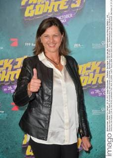 Politician Ilse Aigner CSU at the World premiere from Fack JU Göhte 3 with Thumb after above Gesture Gesture confident optimistic Munich Germany 22 10 2017 Cinema World premiere Fack JU Göhte 3 xklx