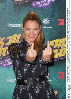 Presenter Viviane Geppert shows both Middle finger at the World premiere from Fack JU Göhte 3 Munich Germany 22 10 2017 Cinema World premiere Fack JU Göhte 3 xklx