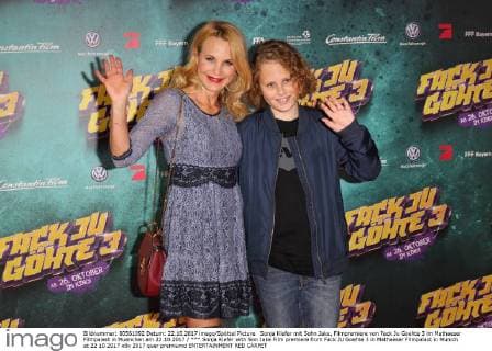 Sonja Kiefer with Son Jake Film premiere from Fack JU Goehte 3 in Mathaeser Filmpalast in Munich at 22 10 2017