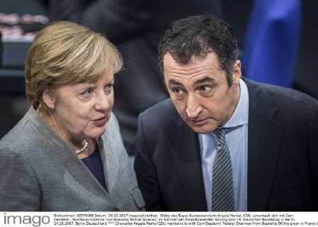 Bilder des Tages Bundeskanzlerin Angela Merkel, CDU, unterhaelt sich mit Cem Oezdemir, Bundesvorsitzender von Buendnis 90 Die Gruenen, im Rahmen der Konstituierenden Sitzung vom 19. Deutschen Bundestag in Berlin, 24.10.2017. Berlin Deutschland *** Chancellor Angela Merkel CDU maintains to with Cem Oezdemir Federal Chairman from Buendnis 90 the green in Frame the constituent Meeting of 19 German Bundestag in Berlin 24 10 2017 Berlin Germany Copyright: xFlorianxGaertner photothek.netx