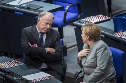 Bilder des Tages Bundeskanzlerin Angela Merkel, CDU, und Juergen Trittin, Buendnis 90 Die Gruenen, unterhalten sich im Rahmen der Konstituierenden Sitzung vom 19. Deutschen Bundestag in Berlin, 24.10.2017. Berlin Deutschland *** Chancellor Angela Merkel CDU and Juergen Trittin Buendnis 90 the green entertain to in Frame the constituent Meeting of 19 German Bundestag in Berlin 24 10 2017 Berlin Germany Copyright: xFlorianxGaertner photothek.netx