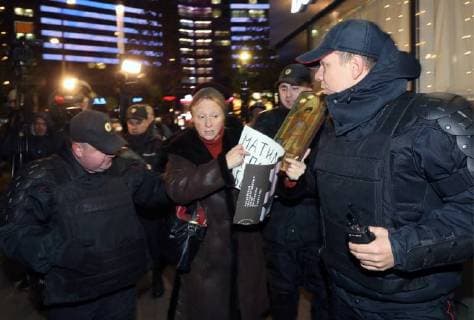MOSCOW, RUSSIA - OCTOBER 24, 2017: Police officers seen by a woman protesting outside the Karo 11 Oktyabr cinema ahead of the premiere of Alexei Uchitel s latest film Matilda. Mikhail Pochuyev TASS  TS066612