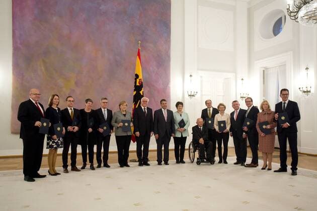 Themen der Woche Deutschland, Berlin, Schloß Bellevue, Aushändigung der Entlassungsurkunden für das Kabinett der 18.Legislaturperiode durch Bundespräsident Frank Walter Steinmeier, v.ln.r. Kanzleramtsminister Peter Altmaier CDU, Familienministerin Katarina Barley SPD, Justizminister Heiko Maas SPD, Umweltministerin Barbara Hendricks SPD, Innenminister Thomas de Maiziere CDU, Bundeskanzlerin Angela Merkel CDU, Bundespräsident Frank Walter Steinmeier, Aussenminister Sigmar Gabriel SPD, Wirtschaftsministerin Brigitte Zypries SPD, Finanzminister Wolfgang Schäuble CDU, Landwirtschaftsminister Christian Schmidt CSU, Verteidigungsministerin Ursula von der Leyen CDU, Gesundheitsminister Hermann Gröhe CDU, Verkehrsminister Alexander Dobrindt CSU, Forschungsministerin Johanna Wanka CDU, Entwicklungshilfeminister Gerd Müller CSU, 24.10.2017 *** Germany Berlin Castl