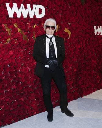 Karl Lagerfeld arrives on the red carpet at the 2017 WWD Honors at The Pierre Hotel on October 24, 2017 in New York City.  NYP20171024122 JOHNxANGELILLO