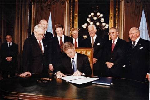 January 20, 1993 - Washington, District of Columbia, United States of America - United States President Bill Clinton signs his first presidential orders in the President s Room of the US Capitol in Washington, DC on Inauguration Day, Wednesday, January 20, 1993. Joining the President from left to right: US Senator Wendell Ford (Democrat of Kentucky), US Senate Minority Whip Alan Simpson (Republican of Wyoming), US Vice President Al Gore, US House Majority Leader Richard Gephardt (Democrat of Missouri), Speaker of the US House Tom Foley (Democrat of Washington), US Senate Majority Leader George Mitchell (Democrat of Maine) and US House Minority Leader Robert H. Michel (Republican of Illinois)..Credit: via CNP Washington United States of America - ZUMAs152 19930120_zaa_s152_001 Copyright: xReutersx