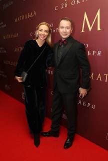 MOSCOW, RUSSIA - OCTOBER 24, 2017: Russian ice dancer Tatiana Navka (L) and Russian actor Yevgeny Mironov, artistic director of the Theatre of Nations, attend the Moscow premiere of Alexei Uchitel s historical drama film Matilda at Karo 11 Oktyabr Cinema. Vyacheslav Prokofyev TASS  TS0666BC