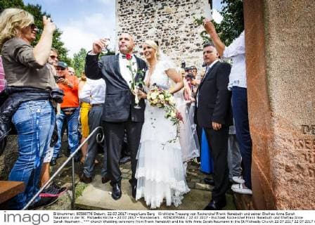 Kirchliche Trauung von Rockerchef Frank Hanebuth und seiner Ehefrau Anne Sarah Naumann in der St. Michaelis Kirche - 22.07.2017 - Wendemark . WENDEMARK 22.07.2017 - Hochzeit Rockerchef Frank Hanebuth und Ehefrau Anne Sarah Naumann . *** church Wedding ceremony from Frank Hanebuth and his Wife Anne Sarah Naumann in the St Michaelis Church 22 07 2017 22 07 2017 Wedding Frank Hanebuth and Wife Anne Sarah Naumann