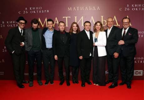 MOSCOW, RUSSIA - OCTOBER 24, 2017: Director Alexei Uchitel (4th L) and actors Maxim Matveyev, Grigory Dobrygin, Roman Shalyapin, Yevgeny Mironov, Sarah Stern (L-R), Sergei Garmash (2nd L), and Taisiaya Vilkova (3rd L) at the Moscow premiere of Alexei Uchitel s historical drama film Matilda at the Karo 11 Oktyabr Cinema. Vyacheslav Prokofyev TASS  TS06666C