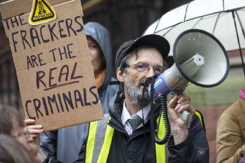 IMAGO Nature: Unsere Erde, Umweltverträgliche Herausforderungen des 21. Jahrhunderts, Fracking October 26, 2017 - York, Yorkshire, UK - Anti fracking campaigners are due in York Magistrates Court this morning after obstructing work at the KM8 Fracking site in Kirby Misperton. There have been six weeks of protests at the fracking site in Yorkshire & police say there have been 55 arrests. Third Energy who own the fracking site is now nearing the time when it can begin fracking but is still waiting for the Government to sign off on its hydraulic fracturing. The company has sent out a letter which says that it could start fracking anytime from today. York UK  - ZUMAl94_ 20171026_zaf_l94_056 Copyright: xAndrewxMccarenx