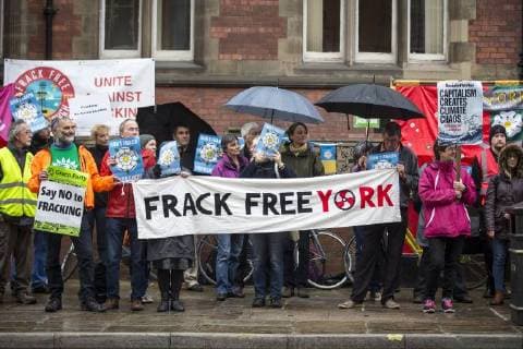 IMAGO Nature: Unsere Erde, Umweltverträgliche Herausforderungen des 21. Jahrhunderts, Fracking October 26, 2017 - York, Yorkshire, UK - York UK. Anti fracking campaigners are due in York Magistrates Court this morning after obstructing work at the KM8 Fracking site in Kirby Misperton. There have been six weeks of protests at the fracking site in Yorkshire & police say there have been 55 arrests. Third Energy who own the fracking site is now nearing the time when it can begin fracking but is still waiting for the Government to sign off on its hydraulic fracturing. The company has sent out a letter which says that it could start fracking anytime from today. York UK  - ZUMAl94_ 20171026_zaf_l94_049 Copyright: xAndrewxMccarenx