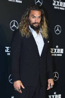 Bilder des Tages American actor and model Jason Momoa poses as he arrives on the red carpet for the movie Justice League in Beijing, China, 26 October 2017. Gal Gadot, Ben Affleck, and Henry Cavill team up to endorse film Justice League in Beijing  pbu701196_18