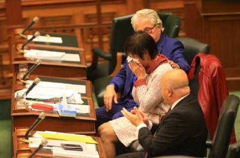 Bilder des Tages (171026) -- TORONTO, Oct. 26, 2017 -- Soo Wong (C), a member of Provincial Parliament of Canada s Ontario who tabled the motion, wipes tears away during the debate period at the provincial parliament in Toronto, Canada, on Oct. 26, 2017. Canada s Ontario provincial parliament Thursday passed a motion designating Nanjing Massacre Commemorative Day to commemorate the mass killing of 300,000 Chinese by Japanese troops in Nanjing during World War II. ) CANADA-TORONTO-ONTARIO LEGISLATURE-NANJING MASSACRE COMMEMORATIVE DAY-MOTION ZouxZheng 