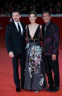 (171027) -- ROME, Oct. 27, 2017 -- Cast members Scott Cooper, Rosamund Pike and Wes Studi (from L to R) arrive at the red carpet for Hostiles , the opening movie of the 12th Rome Film Festival in Rome, Italy, on Oct. 26, 2017. Italy s capital city braced for a star-studded event as its 12th film festival kicked off Thursday. ) (zy) ITALY-ROME-FILM FESTIVAL-OPENING JinxYu 