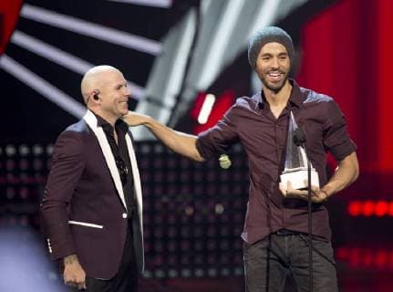 Bilder des Tages Recording artists Pitbull (L) and Enrique Iglesias speak during the 2017 Latin American Music Awards, at Dolby Theatre in Hollywood, California, USA, 26 October 2017. Latin American Awards 2017 !ACHTUNG: NUR REDAKTIONELLE NUTZUNG!  Copyright: xARMANDOxARORIZOx YCP01 20171027-636446833622183040