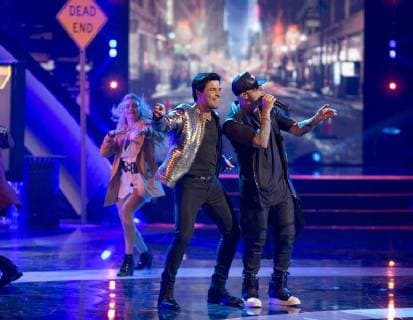 Singer Chayanne (L) perform with Wisin (R), during the 2017 Latin American Music Awards, at Dolby Theatre in Hollywood, California, USA, 26 October 2017. Latin American Awards 2017 !ACHTUNG: NUR REDAKTIONELLE NUTZUNG!  Copyright: xARMANDOxARORIZOx YCP01 20171027-636446835699947040
