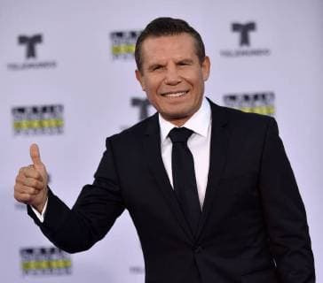 Former professional boxer Julio Cesar Chavez arrives for the Latin American Music Awards 2017 at Hollywood s Dolby Theatre in Los Angeles on October 26, 2017.  LAP20171026851 CHRISTINExCHEW