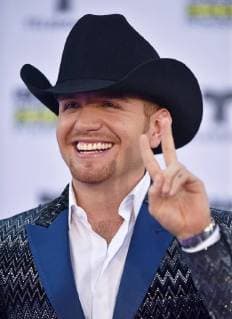 Mexican singer El Dasa arrives for the Latin American Music Awards 2017 at Hollywood s Dolby Theatre in Los Angeles on October 26, 2017.  LAP20171026838 CHRISTINExCHEW