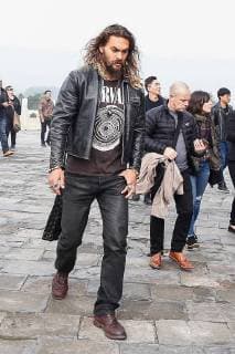 American actor and model Jason Momoa visits the Temple of Heaven in heavy smog in Beijing, China, 27 October 2017. Gal Gadot leads co-stars of movie Justice League to visit Temple of Heaven in heavy smog in Beijing  pbu701405_18