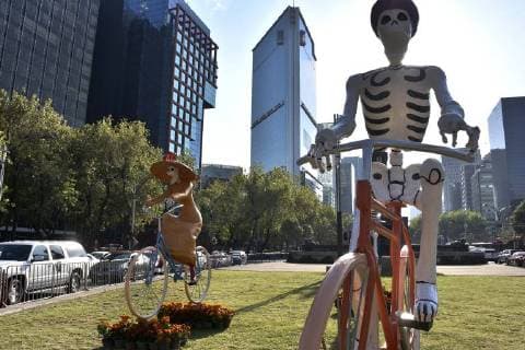 October 27 2017 EUM20171027NAC12 JPG CIUDAD DE MEXICO ExhibitionExposicion Catrinas Ãnimas de carton colocadas en Insurgentes y Reforma 27 de octubre de 2017 las cuales podran ser vistas durante el desfile de manana sabado con motivo del Dia de Muertos el cual partira de la Estela de Luz al Zocalo al Zocalo de la ciudad Foto Agencia EL UNIVERSALAlonso RomeroJMA  - ZUMAu78_ 20171027_zaf_u78_126 Copyright: xElxUniversalx