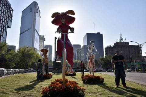 October 27 2017 EUM20171027NAC11 JPG CIUDAD DE MEXICO ExhibitionExposicion Catrinas Ãnimas de carton colocadas en Insurgentes y Reforma 27 de octubre de 2017 las cuales podran ser vistas durante el desfile de manana sabado con motivo del Dia de Muertos el cual partira de la Estela de Luz al Zocalo al Zocalo de la ciudad Foto Agencia EL UNIVERSALAlonso RomeroJMA  - ZUMAu78_ 20171027_zaf_u78_127 Copyright: xElxUniversalx