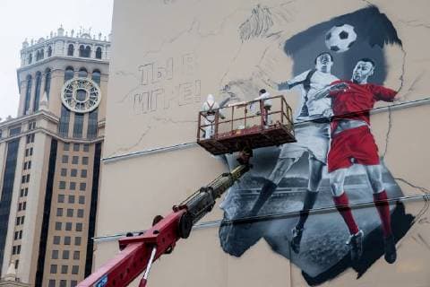 Bilder des Tages MOSCOW, RUSSIA - OCTOBER 28, 2017: Artists paint a graffiti on a wall in Moscow s Zatsepsky Val Street ahead of the 2018 FIFA World Cup. Sergei Bobylev TASS  TS066E7B