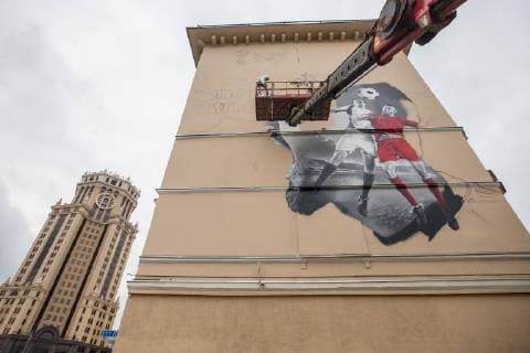 MOSCOW, RUSSIA - OCTOBER 28, 2017: Artists paint a graffiti on a wall in Moscow s Zatsepsky Val Street ahead of the 2018 FIFA World Cup. Sergei Bobylev TASS  TS066E7E