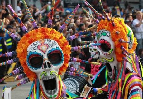 View of skulls in the parade to mark the Day of the Dead celebrated in Mexico City, Mexic, 28 October 2017. Catrinas, skulls and allegorical cars were taken today the streets of Mexico City in the parade to mark the Day of the Dead, which this year dedicated a space to honor the victims of the earthquake on September 19, as well as volunteers who offered their help. Death strolls through Mexico City in a multitudinous parade !ACHTUNG: NUR REDAKTIONELLE NUTZUNG!  Copyright: xMarioxGuzmánx MEX41 20171029-636448426433486354
