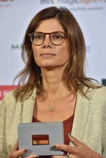Iris Baumüller received the Prize Casting for 4 Blocks at 28 10 2017 in Cologne at the award Ceremony from Awards to Television professionals all Trades through the German Academy for Television daff to 5 times will here outstanding Benefits at the Production German Television programmes appreciated