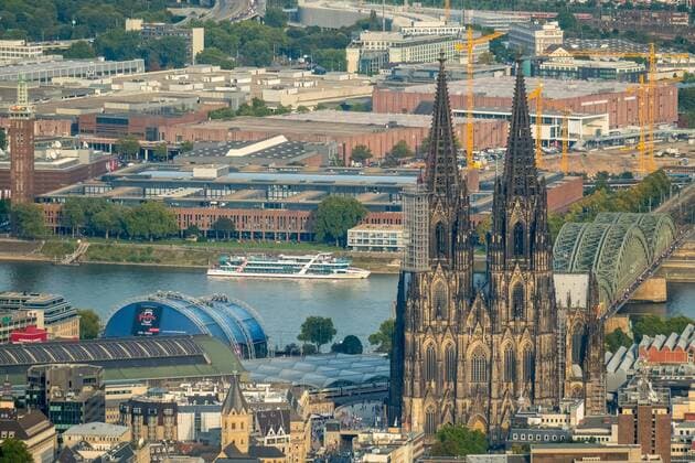Cologne Dom Cologne centre with the Cologne trade Fair in Background Domplatte next to Roman Germanic Museum Cologne Rhineland North Rhine Westphalia Germany ACHTUNGxMINDESTHONORARx60xEURO