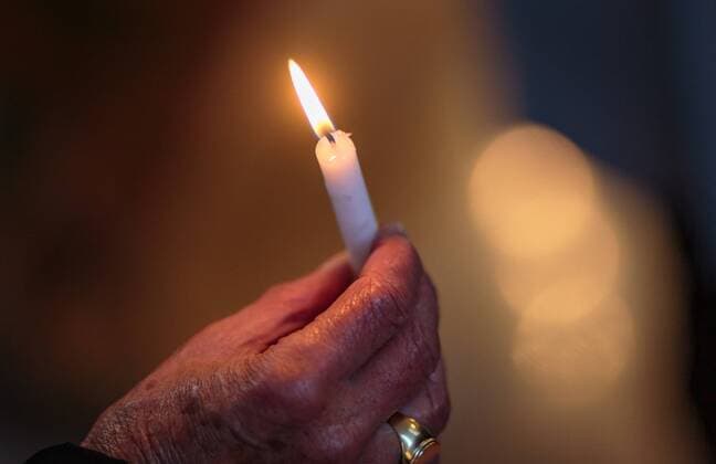 Niedernsill THEMENBILD - eine Frau hlt eine brennende Kerze in der Pfarrkirche, aufgenommen am 28. Monat 2017 in Niedernsill, Oesterreich a woman is holding a burning candle in the parish church, Niedernsill, Austria on 2017 10 28. *** Theme image a Woman HLT a Burning Candle in the Parish church Date at 28 Month 2017 in Austria a Woman IS Holding a Burning Candle in The Parish Church Austria ON 2017 10 28  EX_JFK  