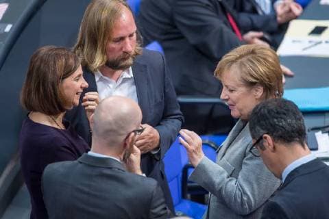 Berlin Politik Konstituierende Sitzung Deutscher Bundestag Konstituierende Sitzung des 19. Deutschen Bundestag am Dienstag den 24. Oktober 2017. Im Bild vlnr.: Katrin Goering-Eckardt (Parteivorsitzende Buendnis 90 Die Gruenen), Anton Hofreiter (Fraktionsvorsitzender Buendnis 90 Die Gruenen), Bundeskanzlerin Angela Merkel. Von hinten: Peter Michael Tauber (CDU-Generalsekretaer) und Cem Oezdemir (Parteivorsitzender Buendnis 90 Die Gruenen). 24.10.2017, Berlin *** Berlin politics Constituent Meeting German Bundestag Constituent Meeting the 19 German Bundestag at Tuesday the 24 October 2017 in Picture From left to right Katrin Goering Eckardt Party chairman Buendnis 90 the green Anton Hofreiter Group Chairman Buendnis 90 the green Chancellor Angela Merkel from rear Peter Michael Tauber CDU Generalsekretaer and Cem Oezdemir Party chairma