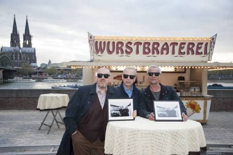 Schauspieler Dietmar BAER, Bär, spielt den Kommissar Freddy Schenk, Tom BUHROW, Intendant des WDR, Westdeutscher Rundfunk, Schauspieler Klaus J. BEHRENDT, spielt den Hauptkommissar Max Ballauf, posieren am Stehtisch vor einer Wuerstchenbude, Wurstbraterei, Dreharbeiten fuer die Koelner Tatort-Folge Bausuenden , 5.04.2017, *** Actor Dietmar Baer Bear plays the Commissioner Freddy Schenk Tom Buhrow Director the WDR West German Broadcasting Actor Klaus J Behrendt plays the Main Commissioner Max Ballauf pose at Standing before a Wuerstchenbude Wurstbraterei Shooting for the Koelner Crime scene Impact Architectural 5 04 2017