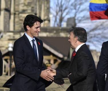 Canadian Prime Minister Justin Trudeau (L) greets Colombian President Juan Manuel Santos (R) at the Centre Block, headquarters to the Canadian Parliament in Ottawa, Ontario, Canada, 30 October 2017. Santos travelled to Canada for an official visit during which he will seek further investment and cooperation for peace in the country. Santos seeks more investment and resources for the peace in Canada !ACHTUNG: NUR REDAKTIONELLE NUTZUNG!  Copyright: xJASTINxTANGx OTT003 20171030-636449989380288034