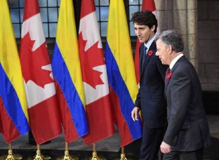 Bilder des Tages Canadian Prime Minister Justin Trudeau (L) greets Colombian President Juan Manuel Santos (R) at the Centre Block, headquarters to the Canadian Parliament in Ottawa, Ontario, Canada, 30 October 2017. Santos travelled to Canada for an official visit during which he will seek further investment and cooperation for peace in the country. Santos seeks more investment and resources for the peace in Canada !ACHTUNG: NUR REDAKTIONELLE NUTZUNG!  Copyright: xJASTINxTANGx OTT004 20171030-636449989997580034