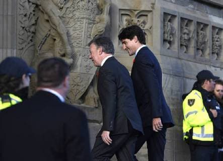 Canadian Prime Minister Justin Trudeau (R) greets Colombian President Juan Manuel Santos (L) at the Centre Block, headquarters to the Canadian Parliament in Ottawa, Ontario, Canada, 30 October 2017. Santos travelled to Canada for an official visit during which he will seek further investment and cooperation for peace in the country. Santos seeks more investment and resources for the peace in Canada !ACHTUNG: NUR REDAKTIONELLE NUTZUNG!  Copyright: xJASTINxTANGx OTT005 20171030-636449990013492034