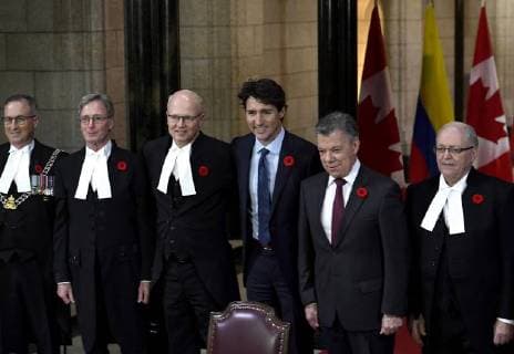 Canadian Prime Minister Justin Trudeau (3R) and Colombian President Juan Manuel Santos (2R) pose for a photo with members of the Chamber of Commons and the Senate at the Centre Block, headquarters to the Canadian Parliament in Ottawa, Ontario, Canada, 30 October 2017. Santos travelled to Canada for an official visit during which he will seek further investment and cooperation for peace in the country. Santos seeks more investment and resources for the peace in Canada !ACHTUNG: NUR REDAKTIONELLE NUTZUNG!  Copyright: xJASTINxTANGx OTT006 20171030-636449992458792034