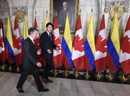 Canadian Prime Minister Justin Trudeau (R) talks to Colombian President Juan Manuel Santos after a press conference at the Chamber of Commons in Ottawa, Ontario, Canada, 30 October 2017. Colombian President Juan Manuel Santos travelled to Canada for an official visit during which he will seek further investment and cooperation for peace in the country. Santos seeks more investment and resources for the peace in Canada !ACHTUNG: NUR REDAKTIONELLE NUTZUNG!  Copyright: xJASTINxTANGx OTT008 20171031-636450079668300559