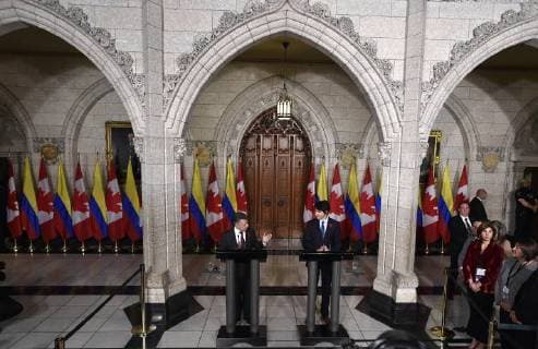 Canadian Prime Minister Justin Trudeau (R) and Colombian President Juan Manuel Santos deliver a press conference at the Chamber of Commons in Ottawa, Ontario, Canada, 30 October 2017. Colombian President Juan Manuel Santos travelled to Canada for an official visit during which he will seek further investment and cooperation for peace in the country. Santos seeks more investment and resources for the peace in Canada !ACHTUNG: NUR REDAKTIONELLE NUTZUNG!  Copyright: xJASTINxTANGx OTT012 20171031-636450080351398285